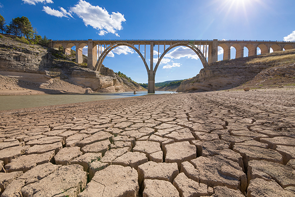Ausgetrocknetes Flussbett &copy; AdobeStock_Q_Guadalajara, Castilla, Spain